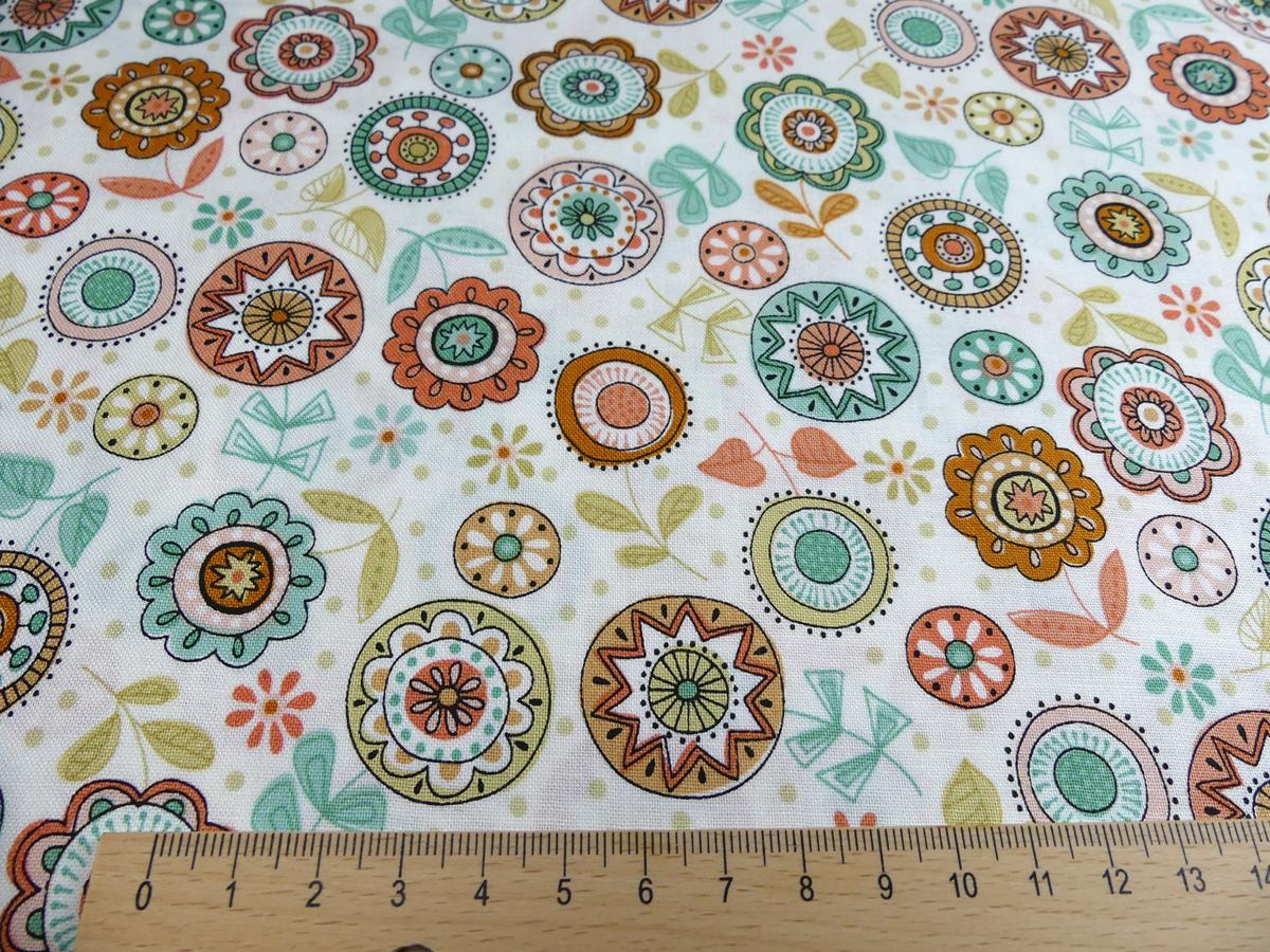 Patchworkstoff aus der Serie Doodle Days mit bunten Kreisen und Blumen Detailansicht mit Maß